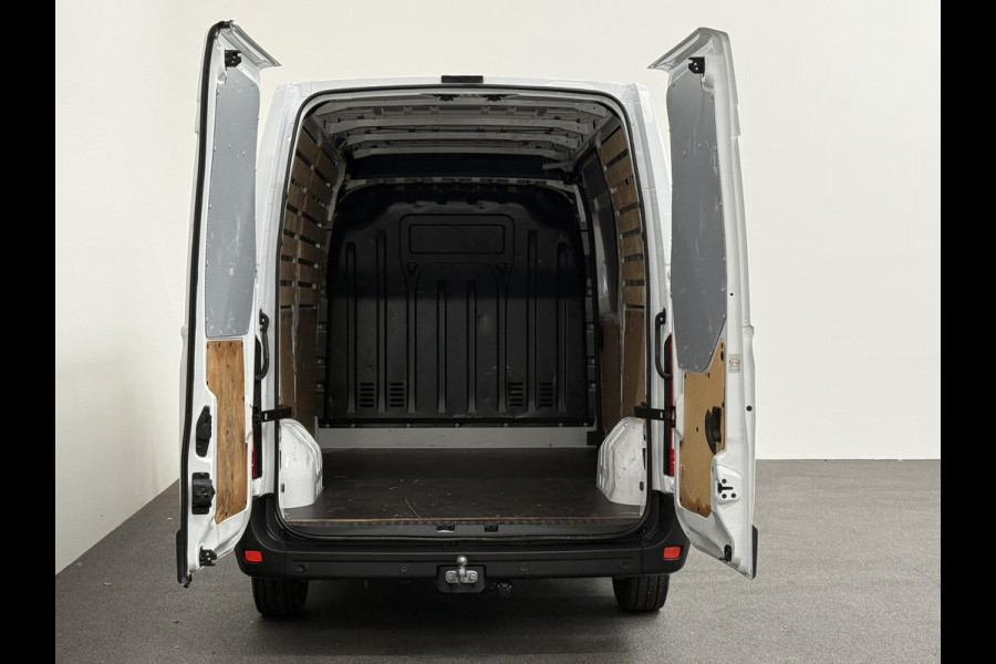 Renault Master T33 2.3 dCi 135PK L2H2 BPM VRIJ! Airco Cruise control Parkeersensoren Navigatie Trekhaak