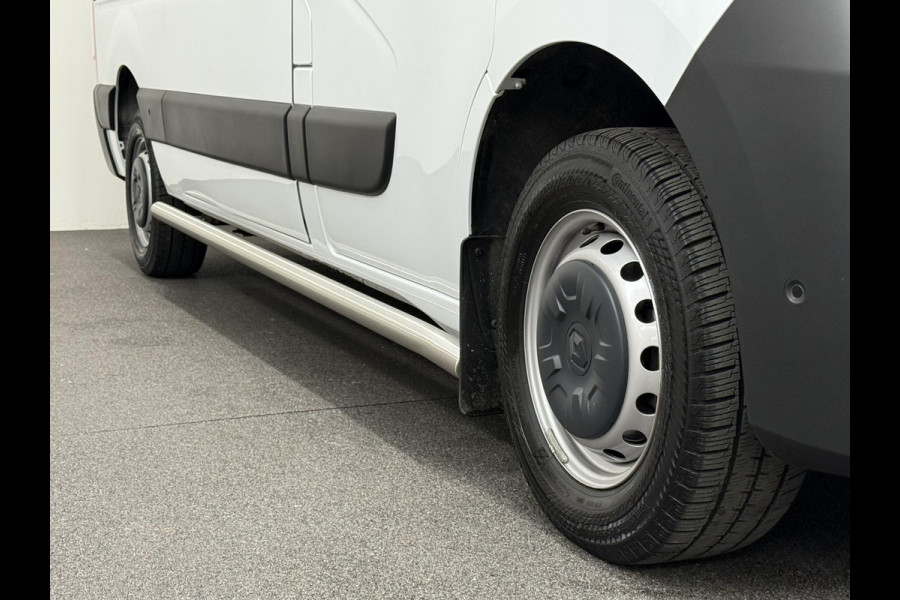 Renault Master T33 2.3 dCi 135PK L2H2 BPM VRIJ! Airco Cruise control Parkeersensoren Navigatie Trekhaak