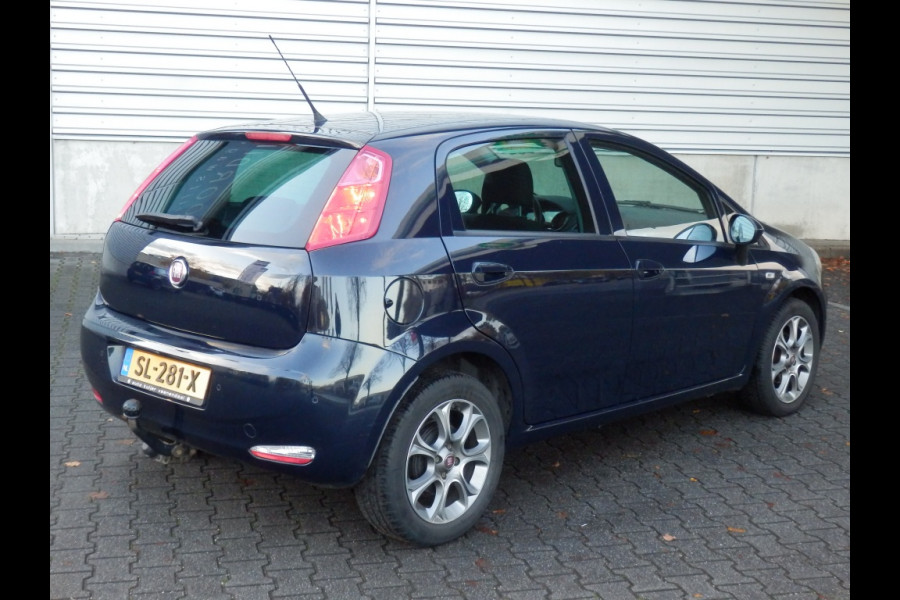 Fiat Punto Evo 100 pk. Sempre 5 drs. I Trekhaak I Aut. airco I Nav. I 100 % dea Fiat Punto Evo 100 pk. Sempre 5 drs. I Trekhaak I Aut. airco I Nav. I 100 % dea