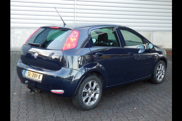 Fiat Punto Evo 100 pk. Sempre 5 drs. I Trekhaak I Aut. airco I Nav. I 100 % dea Fiat Punto Evo 100 pk. Sempre 5 drs. I Trekhaak I Aut. airco I Nav. I 100 % dea