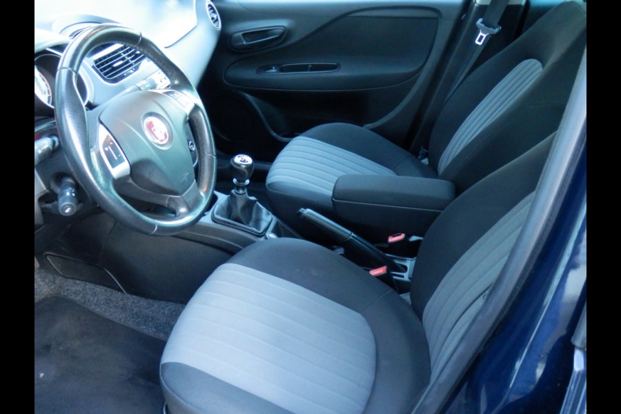 Fiat Punto Evo 100 pk. Sempre 5 drs. I Trekhaak I Aut. airco I Nav. I 100 % dea Fiat Punto Evo 100 pk. Sempre 5 drs. I Trekhaak I Aut. airco I Nav. I 100 % dea