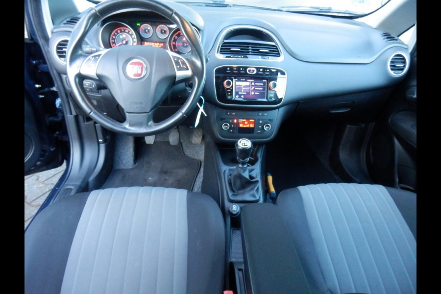 Fiat Punto Evo 100 pk. Sempre 5 drs. I Trekhaak I Aut. airco I Nav. I 100 % dea Fiat Punto Evo 100 pk. Sempre 5 drs. I Trekhaak I Aut. airco I Nav. I 100 % dea