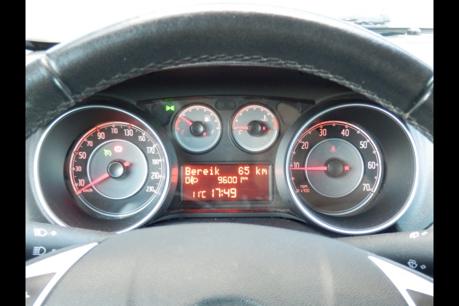 Fiat Punto Evo 100 pk. Sempre 5 drs. I Trekhaak I Aut. airco I Nav. I 100 % dea Fiat Punto Evo 100 pk. Sempre 5 drs. I Trekhaak I Aut. airco I Nav. I 100 % dea