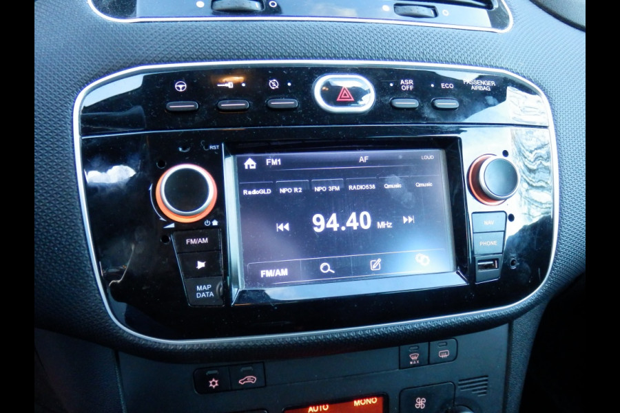 Fiat Punto Evo 100 pk. Sempre 5 drs. I Trekhaak I Aut. airco I Nav. I 100 % dea Fiat Punto Evo 100 pk. Sempre 5 drs. I Trekhaak I Aut. airco I Nav. I 100 % dea