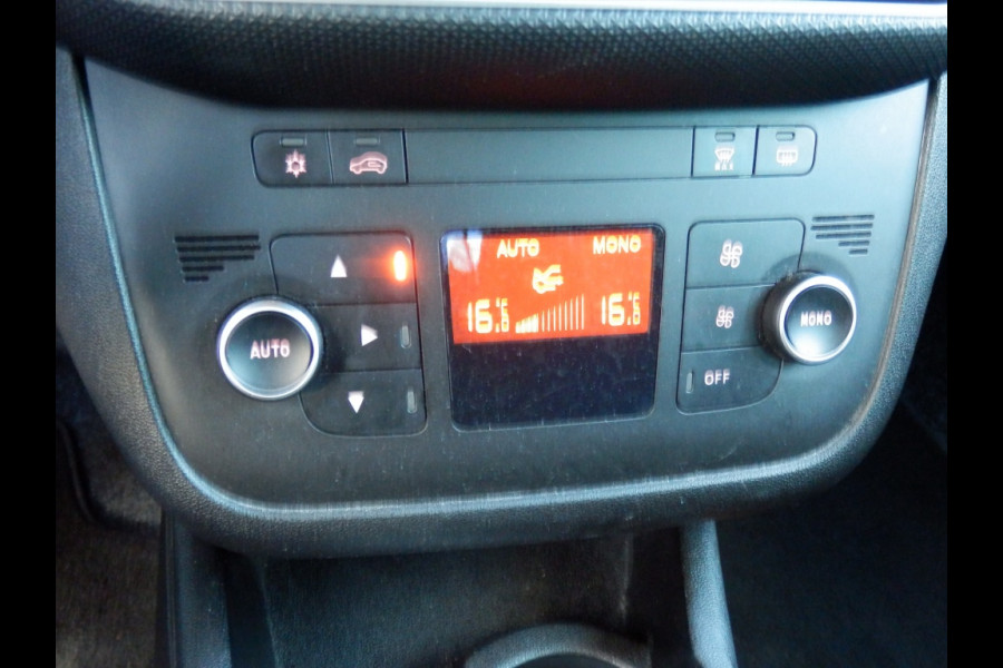 Fiat Punto Evo 100 pk. Sempre 5 drs. I Trekhaak I Aut. airco I Nav. I 100 % dea Fiat Punto Evo 100 pk. Sempre 5 drs. I Trekhaak I Aut. airco I Nav. I 100 % dea