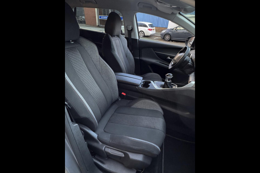 Peugeot 5008 1.2 PureTech Active Pack 7 Persoons - Navigatie/Apple CarPlay I Airco I LED I PDC I Sport velgen I-Dealer onderhouden Peugeot 5008 1.2 PureTech Active Pack 7 Persoons - Navigatie/Apple CarPlay I Airco I LED I PDC I Sport velgen I-Dealer onderhouden