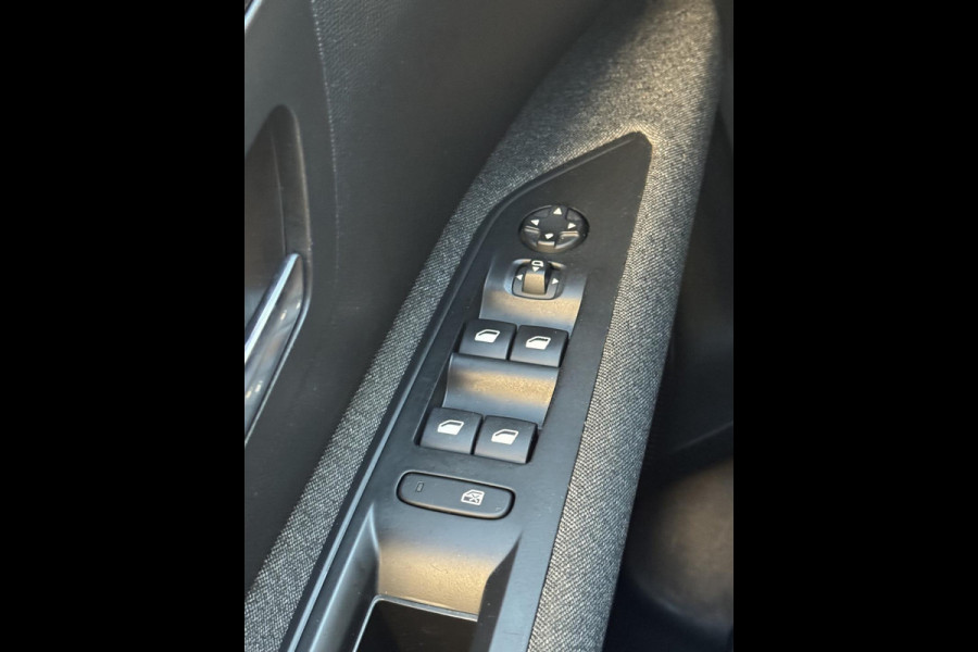 Peugeot 5008 1.2 PureTech Active Pack 7 Persoons - Navigatie/Apple CarPlay I Airco I LED I PDC I Sport velgen I-Dealer onderhouden Peugeot 5008 1.2 PureTech Active Pack 7 Persoons - Navigatie/Apple CarPlay I Airco I LED I PDC I Sport velgen I-Dealer onderhouden