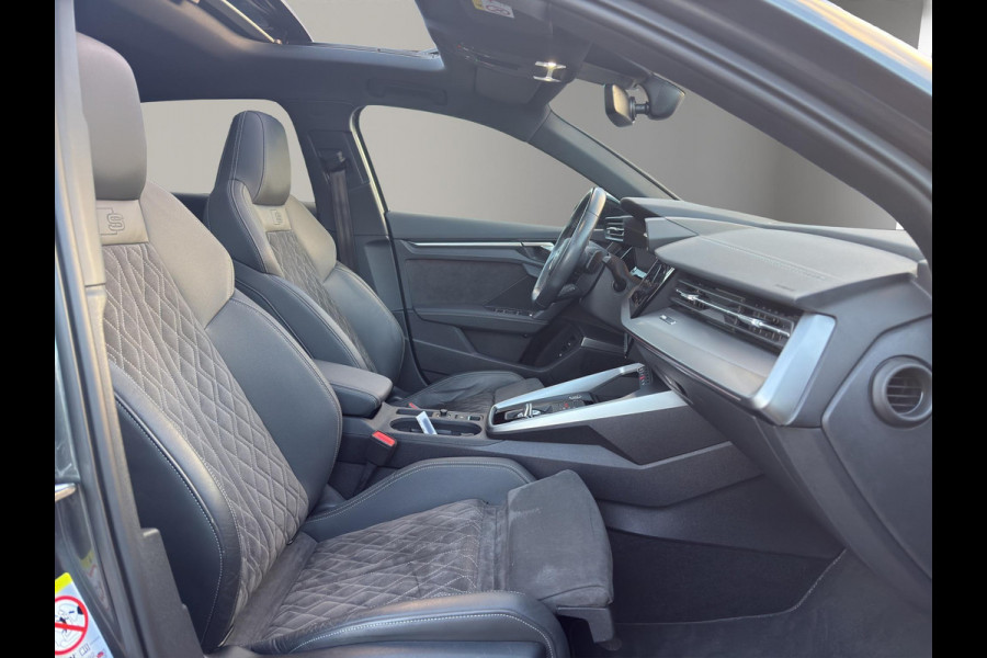 Audi A3 Sportback 45 TFSI e S edition Competition | Sfeer | Stoelverw. | Camera | B&O | Keyless | Carplay | Audi A3 Sportback 45 TFSI e S edition Competition | Sfeer | Stoelverw. | Camera | B&O | Keyless | Carplay |