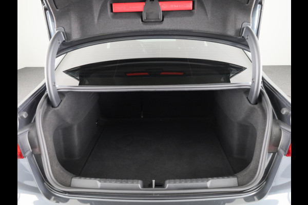 Audi A3 Limousine 30 TFSI Pro Line 110pk S-tronic | Stoelverwarming | 18 inch Lichtmetalen velgen | Cruise controle | Navigatie via App Audi A3 Limousine 30 TFSI Pro Line 110pk S-tronic | Stoelverwarming | 18 inch Lichtmetalen velgen | Cruise controle | Navigatie via App