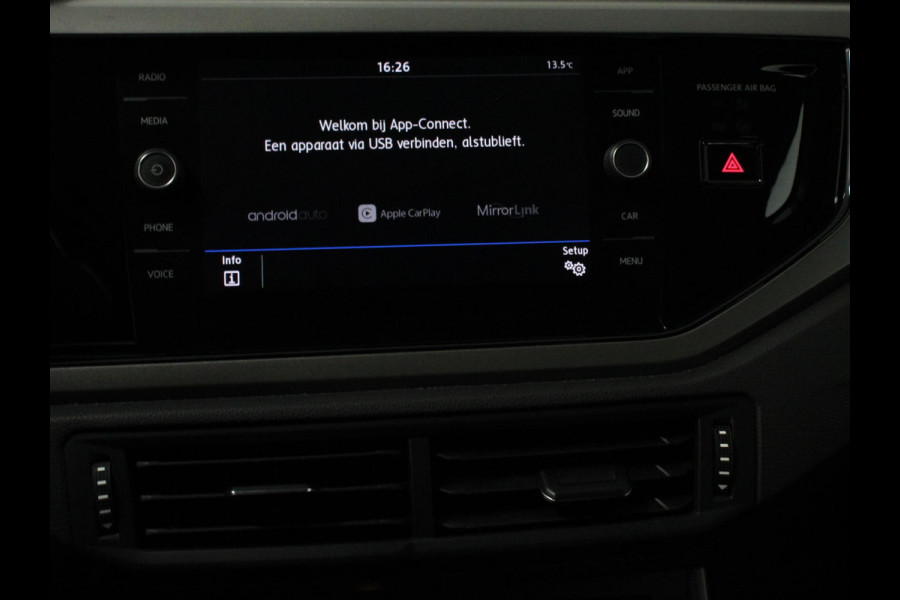 Volkswagen Polo 1.0 TSI 95pk Comfortline | Navigatie | Apple Carplay / Android Auto | Bluetooth | Cruise control | Lichtmetalen Velgen Volkswagen Polo 1.0 TSI 95pk Comfortline | Navigatie | Apple Carplay / Android Auto | Bluetooth | Cruise control | Lichtmetalen Velgen