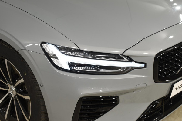 Volvo V60 T6 350PK Automaat Plug-in hybrid AWD Plus Dark / Panoramadak / Harman Kardon / 360 camera / Climate pack / Intellisafe / Trekhaak Volvo V60 T6 350PK Automaat Plug-in hybrid AWD Plus Dark / Panoramadak / Harman Kardon / 360 camera / Climate pack / Intellisafe / Trekhaak