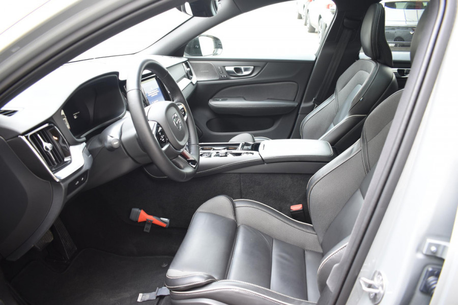 Volvo V60 T6 350PK Automaat Plug-in hybrid AWD Plus Dark / Panoramadak / Harman Kardon / 360 camera / Climate pack / Intellisafe / Trekhaak Volvo V60 T6 350PK Automaat Plug-in hybrid AWD Plus Dark / Panoramadak / Harman Kardon / 360 camera / Climate pack / Intellisafe / Trekhaak