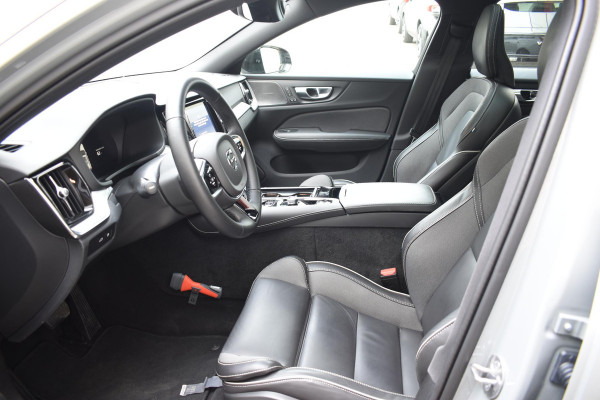 Volvo V60 T6 350PK Automaat Plug-in hybrid AWD Plus Dark / Panoramadak / Harman Kardon / 360 camera / Climate pack / Intellisafe / Trekhaak Volvo V60 T6 350PK Automaat Plug-in hybrid AWD Plus Dark / Panoramadak / Harman Kardon / 360 camera / Climate pack / Intellisafe / Trekhaak