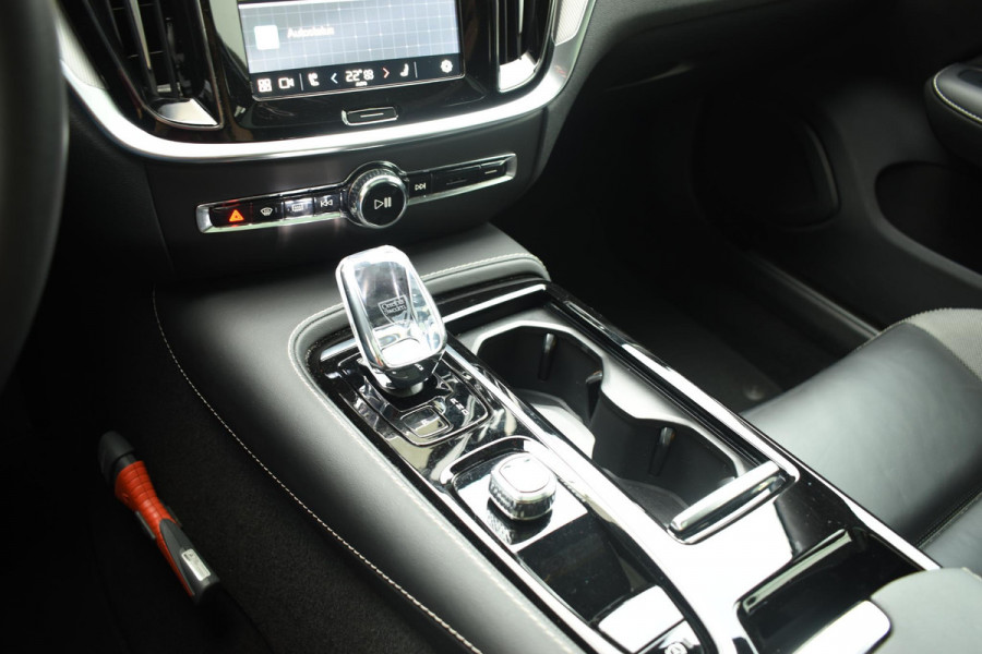 Volvo V60 T6 350PK Automaat Plug-in hybrid AWD Plus Dark / Panoramadak / Harman Kardon / 360 camera / Climate pack / Intellisafe / Trekhaak Volvo V60 T6 350PK Automaat Plug-in hybrid AWD Plus Dark / Panoramadak / Harman Kardon / 360 camera / Climate pack / Intellisafe / Trekhaak