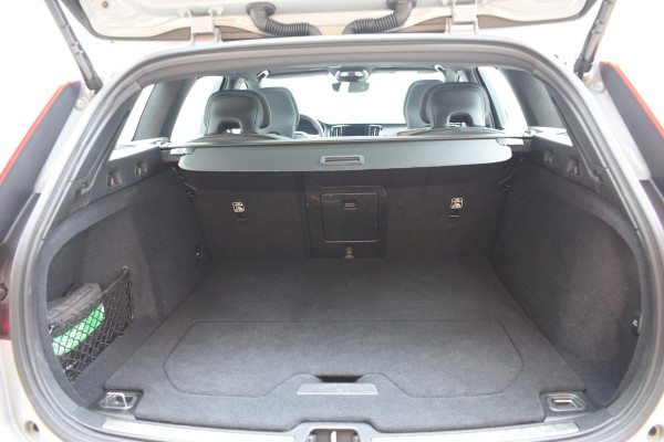 Volvo V60 T6 350PK Automaat Plug-in hybrid AWD Plus Dark / Panoramadak / Harman Kardon / 360 camera / Climate pack / Intellisafe / Trekhaak Volvo V60 T6 350PK Automaat Plug-in hybrid AWD Plus Dark / Panoramadak / Harman Kardon / 360 camera / Climate pack / Intellisafe / Trekhaak