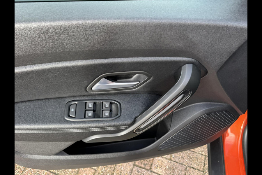 Dacia Duster 1.3 TCe Prestige Achteruitrijcamera Cruisecontrol Climatecontrol LED Apple / Android all-season banden Dodehoek Dacia Duster 1.3 TCe Prestige Achteruitrijcamera Cruisecontrol Climatecontrol LED Apple / Android all-season banden Dodehoek