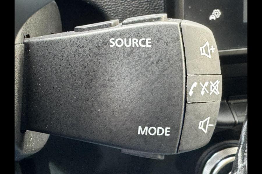 Dacia Duster 1.3 TCe Prestige Achteruitrijcamera Cruisecontrol Climatecontrol LED Apple / Android all-season banden Dodehoek Dacia Duster 1.3 TCe Prestige Achteruitrijcamera Cruisecontrol Climatecontrol LED Apple / Android all-season banden Dodehoek