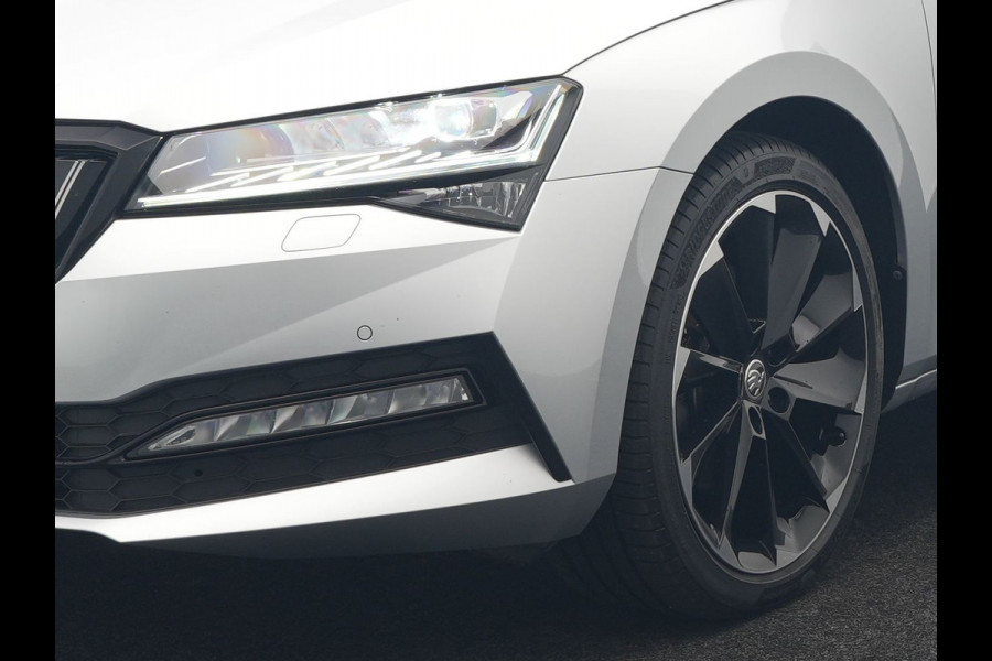 Škoda Superb Combi 1.4 TSI iV Sportline Plug In Hybrid 218pk Dealer O.H PHEV | Trekhaak Af Fabriek | Panodak | Adaptive Cruise | Camera | Alcantara Sportstoelen Memory & Verwarmd | Apple Carplay | Navigatie | Crystal LED | Sportstuur Vewarmd | Virtual | DAB |