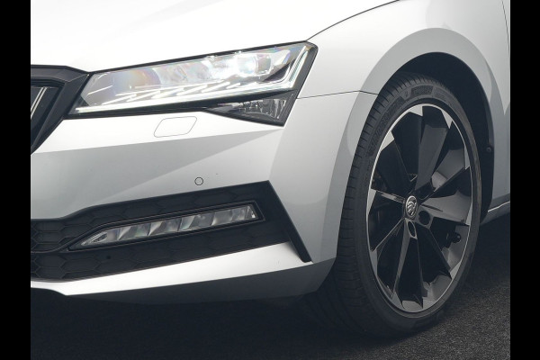 Škoda Superb Combi 1.4 TSI iV Sportline Plug In Hybrid 218pk Dealer O.H PHEV | Trekhaak Af Fabriek | Panodak | Adaptive Cruise | Camera | Alcantara Sportstoelen Memory & Verwarmd | Apple Carplay | Navigatie | Crystal LED | Sportstuur Vewarmd | Virtual | DAB |