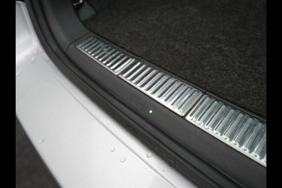 Škoda Superb Combi 1.4 TSI iV Sportline Plug In Hybrid 218pk Dealer O.H PHEV | Trekhaak Af Fabriek | Panodak | Adaptive Cruise | Camera | Alcantara Sportstoelen Memory & Verwarmd | Apple Carplay | Navigatie | Crystal LED | Sportstuur Vewarmd | Virtual | DAB |