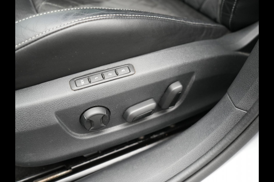 Škoda Superb Combi 1.4 TSI iV Sportline Plug In Hybrid 218pk Dealer O.H PHEV | Trekhaak Af Fabriek | Panodak | Adaptive Cruise | Camera | Alcantara Sportstoelen Memory & Verwarmd | Apple Carplay | Navigatie | Crystal LED | Sportstuur Vewarmd | Virtual | DAB |