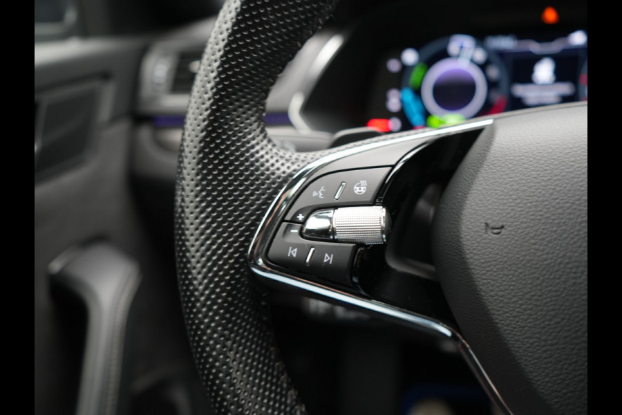 Škoda Superb Combi 1.4 TSI iV Sportline Plug In Hybrid 218pk Dealer O.H PHEV | Trekhaak Af Fabriek | Panodak | Adaptive Cruise | Camera | Alcantara Sportstoelen Memory & Verwarmd | Apple Carplay | Navigatie | Crystal LED | Sportstuur Vewarmd | Virtual | DAB |