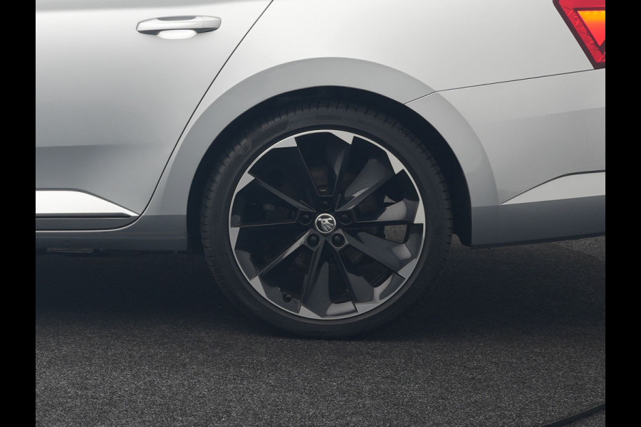 Škoda Superb Combi 1.4 TSI iV Sportline Plug In Hybrid 218pk Dealer O.H PHEV | Trekhaak Af Fabriek | Panodak | Adaptive Cruise | Camera | Alcantara Sportstoelen Memory & Verwarmd | Apple Carplay | Navigatie | Crystal LED | Sportstuur Vewarmd | Virtual | DAB |