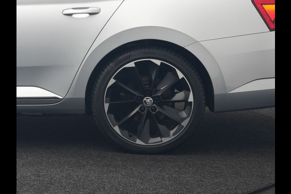 Škoda Superb Combi 1.4 TSI iV Sportline Plug In Hybrid 218pk Dealer O.H PHEV | Trekhaak Af Fabriek | Panodak | Adaptive Cruise | Camera | Alcantara Sportstoelen Memory & Verwarmd | Apple Carplay | Navigatie | Crystal LED | Sportstuur Vewarmd | Virtual | DAB |
