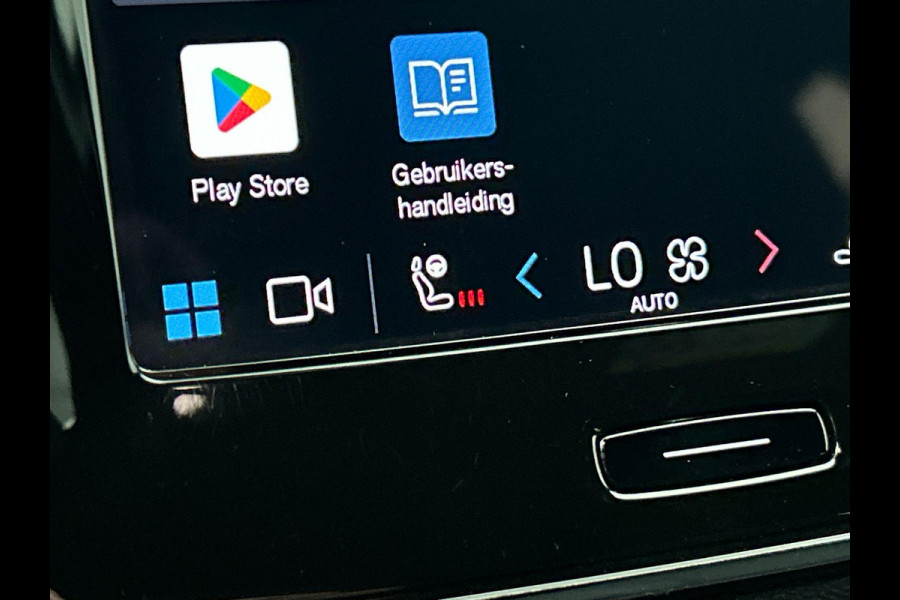Volvo XC40 Recharge Plus 70 kWh | Navigatie | Apple Carplay/Android Auto | Climate control | Camera | Led | Parkeer sensoren | Virtual Cockpit | Cruise Control | 19"Lichtmetalen velgen | Sportstoelen