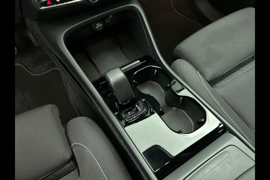 Volvo XC40 Recharge Plus 70 kWh | Navigatie | Apple Carplay/Android Auto | Climate control | Camera | Led | Parkeer sensoren | Virtual Cockpit | Cruise Control | 19"Lichtmetalen velgen | Sportstoelen