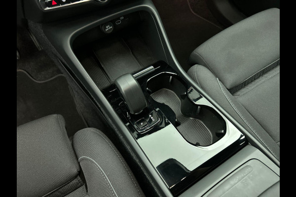 Volvo XC40 Recharge Plus 70 kWh | Navigatie | Apple Carplay/Android Auto | Climate control | Camera | Led | Parkeer sensoren | Virtual Cockpit | Cruise Control | 19"Lichtmetalen velgen | Sportstoelen