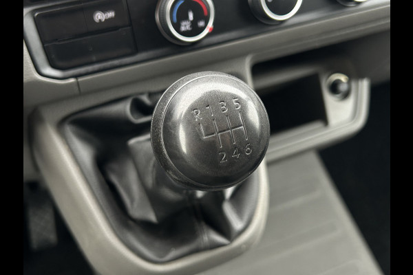 Volkswagen Crafter 35 2.0 102 PK / PICK UP / 89.094 KM !! / 1e EIGENAAR / 2.5 TONS TREKHAAK / AIRCO / CRUISE / BLUETOOTH / 3-ZITS Volkswagen Crafter 35 2.0 102 PK / PICK UP / 89.094 KM !! / 1e EIGENAAR / 2.5 TONS TREKHAAK / AIRCO / CRUISE / BLUETOOTH / 3-ZITS