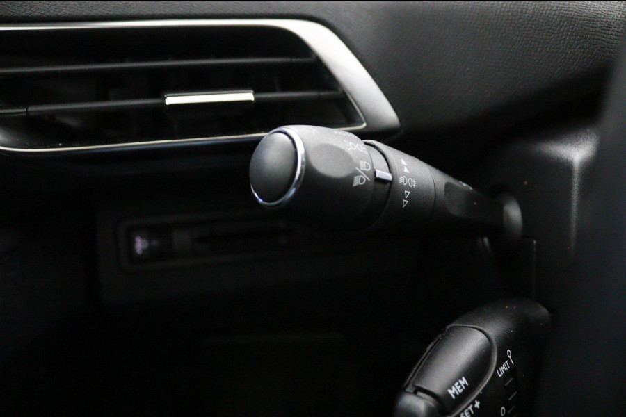 Peugeot 3008 1.2 PureTech Allure*NAVI*ECC*CRUISE*CARPLAY* Peugeot 3008 1.2 PureTech Allure*NAVI*ECC*CRUISE*CARPLAY*