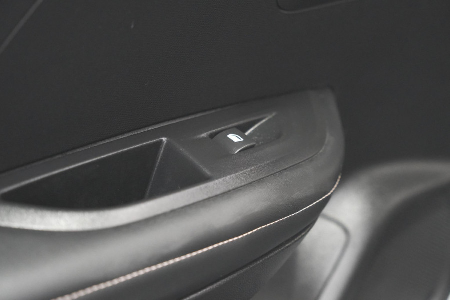 Peugeot 2008 Hybrid 136 e-DCS6 Allure | 360 Camera | Adaptieve Cruise Control | Dodehoekdetectie Peugeot 2008 Hybrid 136 e-DCS6 Allure | 360 Camera | Adaptieve Cruise Control | Dodehoekdetectie