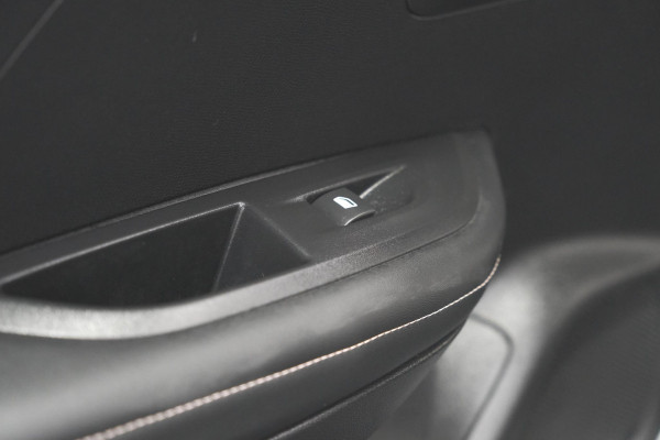 Peugeot 2008 Hybrid 136 e-DCS6 Allure | 360 Camera | Adaptieve Cruise Control | Dodehoekdetectie Peugeot 2008 Hybrid 136 e-DCS6 Allure | 360 Camera | Adaptieve Cruise Control | Dodehoekdetectie