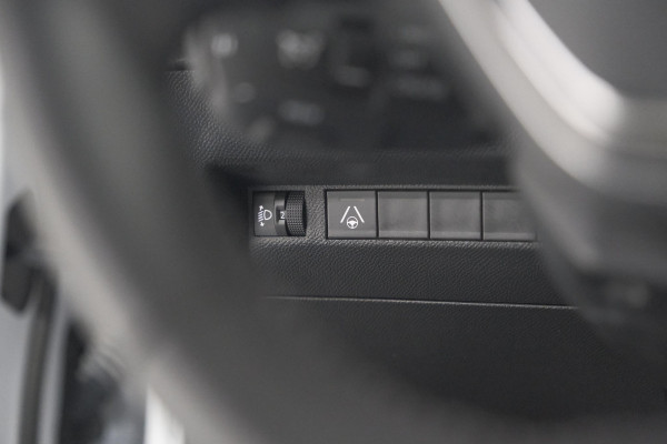 Peugeot 2008 Hybrid 136 e-DCS6 Allure | 360 Camera | Adaptieve Cruise Control | Dodehoekdetectie Peugeot 2008 Hybrid 136 e-DCS6 Allure | 360 Camera | Adaptieve Cruise Control | Dodehoekdetectie