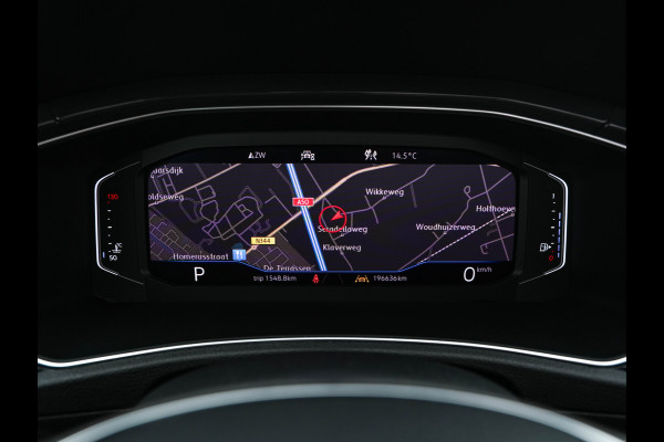 Volkswagen T-Roc 1.5 TSI R-Line Sport Business Aut. *PANO | LEATHER | FULL-LED | ADAPTIVE-CRUISE | DIGI-COCKPIT | NAVI-FULLMAP | HEATED-SPORTSEATS | AMBIENT-LIGHT | PRIVACY-GLASS | DAB+ | CARPLAY | SHIFT-PADDLES | 18''ALU* Volkswagen T-Roc 1.5 TSI R-Line Sport Business Aut. *PANO | LEATHER | FULL-LED | ADAPTIVE-CRUISE | DIGI-COCKPIT | NAVI-FULLMAP | HEATED-SPORTSEATS | AMBIENT-LIGHT | PRIVACY-GLASS | DAB+ | CARPLAY | SHIFT-PADDLES | 18''ALU*