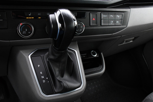 Volkswagen Transporter 2.0 TDI L2H1 32 DC Bulli Virtual, Adaptieve Cruise, Carplay, LED, 150pk, Automaat, Trekhaak, Sensoren, Uniek!