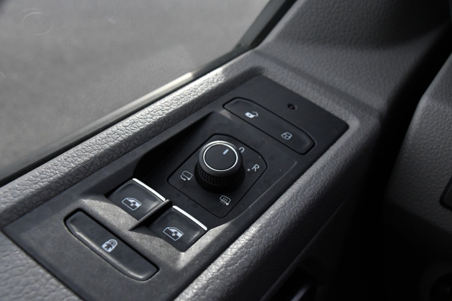 Volkswagen Transporter 2.0 TDI L2H1 32 DC Bulli Virtual, Adaptieve Cruise, Carplay, LED, 150pk, Automaat, Trekhaak, Sensoren, Uniek!