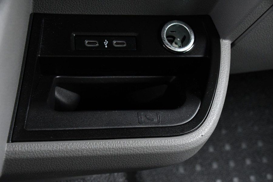 Volkswagen Transporter 2.0 TDI L2H1 32 DC Bulli Virtual, Adaptieve Cruise, Carplay, LED, 150pk, Automaat, Trekhaak, Sensoren, Uniek!