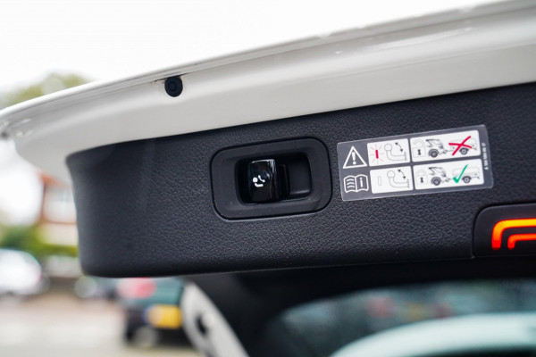 Mercedes-Benz C-Klasse Estate 300 e AMG Line | Pano | Burmester | Uitklapbare trekhaak Mercedes-Benz C-Klasse Estate 300 e AMG Line | Pano | Burmester | Uitklapbare trekhaak