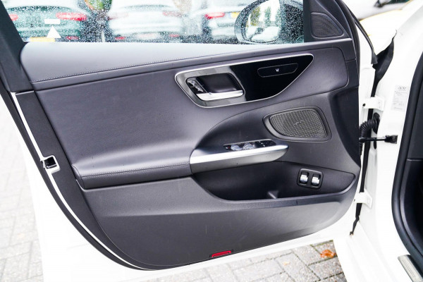 Mercedes-Benz C-Klasse Estate 300 e AMG Line | Pano | Burmester | Uitklapbare trekhaak Mercedes-Benz C-Klasse Estate 300 e AMG Line | Pano | Burmester | Uitklapbare trekhaak