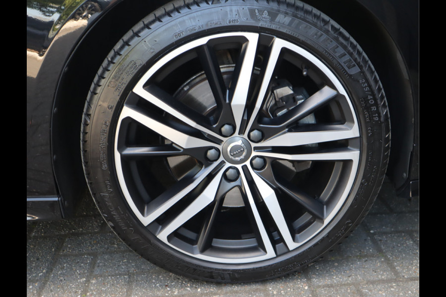 Volvo V60 2.0 B3 Momentum / Bodykit / Sportstoelen Volvo V60 2.0 B3 Momentum / Bodykit / Sportstoelen