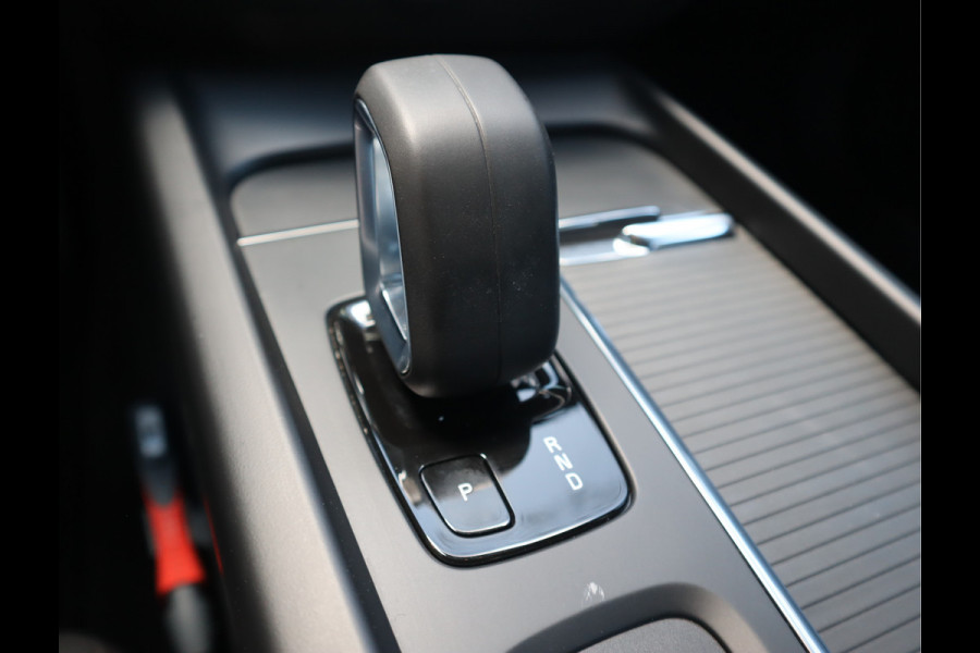 Volvo V60 2.0 B3 Momentum / Bodykit / Sportstoelen Volvo V60 2.0 B3 Momentum / Bodykit / Sportstoelen