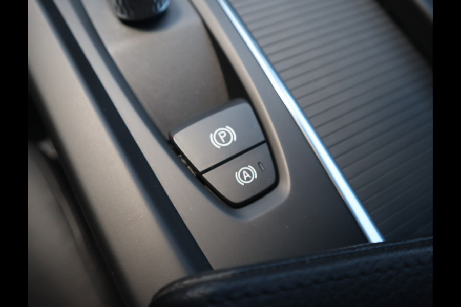 Volvo V60 2.0 B3 Momentum / Bodykit / Sportstoelen Volvo V60 2.0 B3 Momentum / Bodykit / Sportstoelen