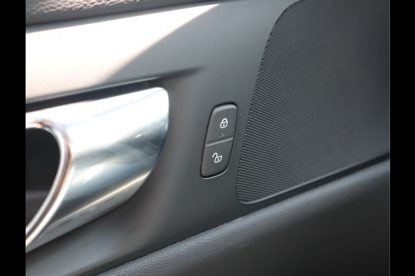 Volvo V60 2.0 B3 Momentum / Bodykit / Sportstoelen Volvo V60 2.0 B3 Momentum / Bodykit / Sportstoelen