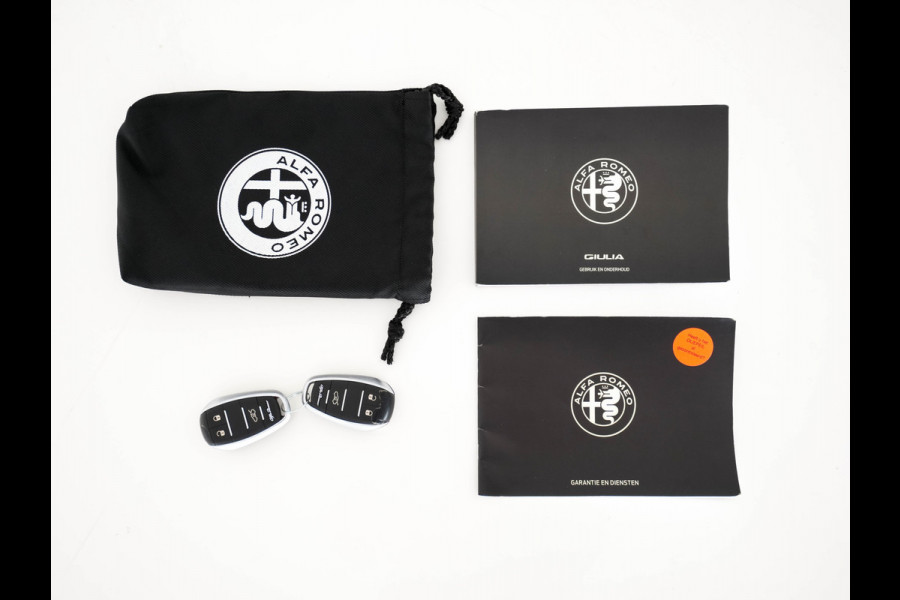 Alfa Romeo Giulia 2.0T B-Tech (INCL-BTW) Aut. *LUXURY-LEATHER | XENON | ADAPTIVE-CRUISE | MEMORY-PACK | HEATED-SPORTSEATS | KEYLESS | CAMERA | NAVI-FULLMAP | DAB+ | SHIFT-PADDLES | PRIVACY-GLASS | ECC | 18"ALU* Alfa Romeo Giulia 2.0T B-Tech (INCL-BTW) Aut. *LUXURY-LEATHER | XENON | ADAPTIVE-CRUISE | MEMORY-PACK | HEATED-SPORTSEATS | KEYLESS | CAMERA | NAVI-FULLMAP | DAB+ | SHIFT-PADDLES | PRIVACY-GLASS | ECC | 18"ALU*