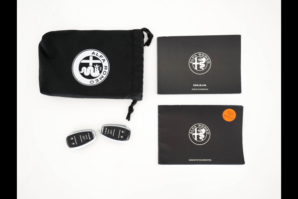 Alfa Romeo Giulia 2.0T B-Tech (INCL-BTW) Aut. *LUXURY-LEATHER | XENON | ADAPTIVE-CRUISE | MEMORY-PACK | HEATED-SPORTSEATS | KEYLESS | CAMERA | NAVI-FULLMAP | DAB+ | SHIFT-PADDLES | PRIVACY-GLASS | ECC | 18"ALU* Alfa Romeo Giulia 2.0T B-Tech (INCL-BTW) Aut. *LUXURY-LEATHER | XENON | ADAPTIVE-CRUISE | MEMORY-PACK | HEATED-SPORTSEATS | KEYLESS | CAMERA | NAVI-FULLMAP | DAB+ | SHIFT-PADDLES | PRIVACY-GLASS | ECC | 18"ALU*