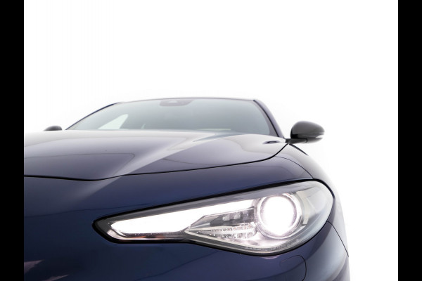 Alfa Romeo Giulia 2.0T B-Tech (INCL-BTW) Aut. *LUXURY-LEATHER | XENON | ADAPTIVE-CRUISE | MEMORY-PACK | HEATED-SPORTSEATS | KEYLESS | CAMERA | NAVI-FULLMAP | DAB+ | SHIFT-PADDLES | PRIVACY-GLASS | ECC | 18"ALU* Alfa Romeo Giulia 2.0T B-Tech (INCL-BTW) Aut. *LUXURY-LEATHER | XENON | ADAPTIVE-CRUISE | MEMORY-PACK | HEATED-SPORTSEATS | KEYLESS | CAMERA | NAVI-FULLMAP | DAB+ | SHIFT-PADDLES | PRIVACY-GLASS | ECC | 18"ALU*