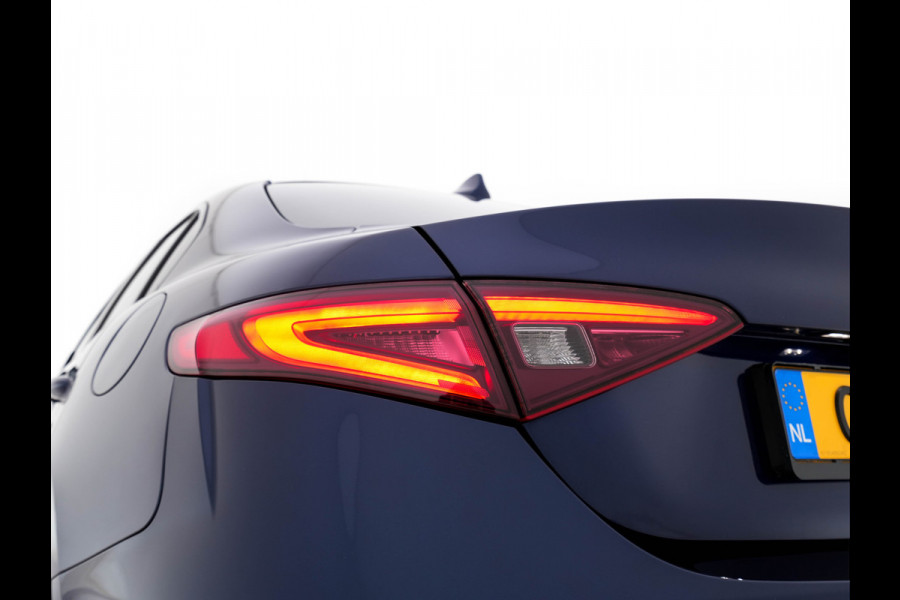 Alfa Romeo Giulia 2.0T B-Tech (INCL-BTW) Aut. *LUXURY-LEATHER | XENON | ADAPTIVE-CRUISE | MEMORY-PACK | HEATED-SPORTSEATS | KEYLESS | CAMERA | NAVI-FULLMAP | DAB+ | SHIFT-PADDLES | PRIVACY-GLASS | ECC | 18"ALU* Alfa Romeo Giulia 2.0T B-Tech (INCL-BTW) Aut. *LUXURY-LEATHER | XENON | ADAPTIVE-CRUISE | MEMORY-PACK | HEATED-SPORTSEATS | KEYLESS | CAMERA | NAVI-FULLMAP | DAB+ | SHIFT-PADDLES | PRIVACY-GLASS | ECC | 18"ALU*